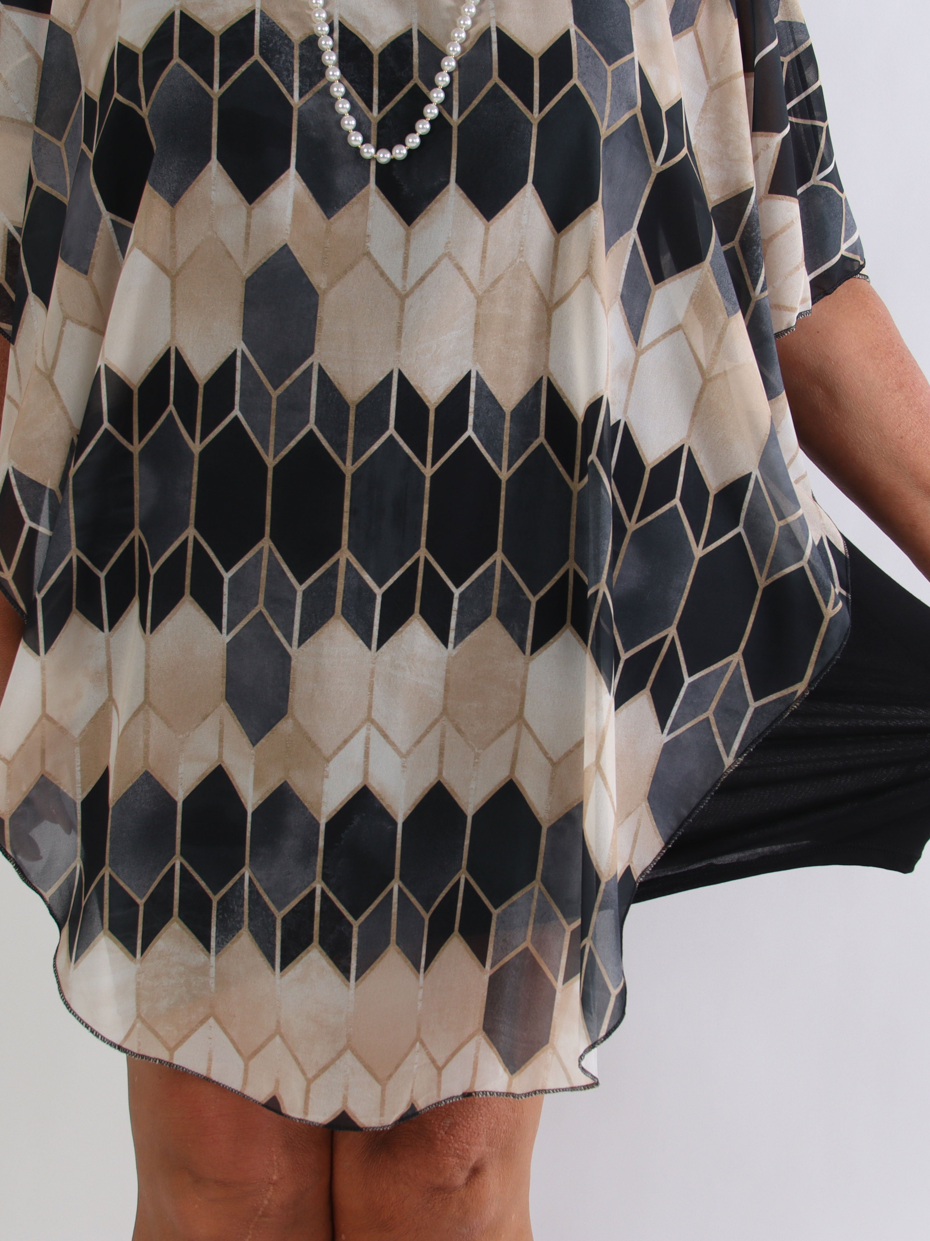 Kenya Pattern - Plus size kjole med et let mønstret chiffonstykke